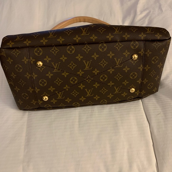 *SOLD* Almost New Authentic Louis Vuitton Artsy - Picture 2 of 8